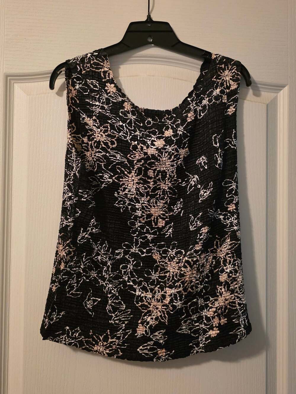 Casual Corner Annex Black & Tan Floral Crinkle Texture Sleeveless Top Large